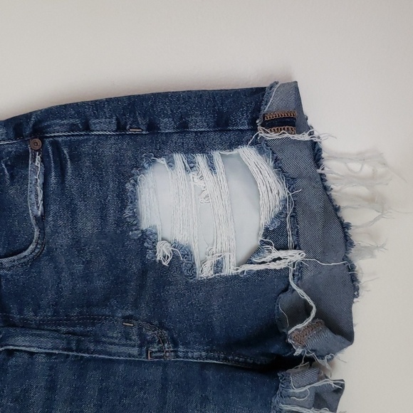 American eagle distressed dark wash mom shorts, high rise, women's size 6 - Picture 2 of 8